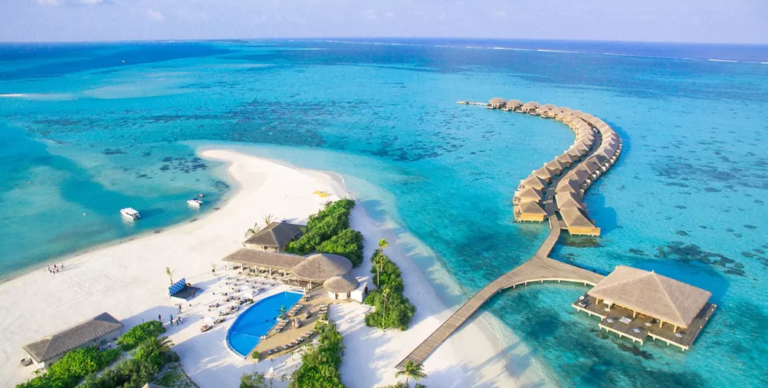 Los Hoteles Todo Incluido Más Exclusivos en las Maldivas Las Islas Maldivas son el epítome del lujo y la exclusividad, con sus impresionantes paisajes de aguas cristalinas y playas de arena blanca. Para aquellos que buscan una experiencia sin igual, los hoteles todo incluido en las Maldivas ofrecen una combinación perfecta de comodidad, servicio excepcional y actividades fascinantes. Aquí te presentamos los hoteles todo incluido más exclusivos en las Maldivas, donde cada detalle está diseñado para brindarte una estancia inolvidable. 1. Lily Beach Resort & Spa Ubicado en el atolón de Ari, Lily Beach Resort & Spa es conocido por su lujo y su régimen todo incluido "Platinum Plan", que cubre una amplia gama de servicios y actividades. Desde exquisitas opciones gastronómicas hasta emocionantes deportes acuáticos, este resort asegura que no falte nada durante tu estancia. Características Destacadas: Gastronomía de Clase Mundial: El paquete todo incluido ofrece acceso a varios restaurantes de alta cocina, como el restaurante Tamarind, especializado en comida asiática. Deportes Acuáticos y Excursiones: Incluye actividades como snorkel, buceo y excursiones de pesca al atardecer. Tratamientos de Spa: Acceso a tratamientos de spa selectos y descuentos en otros servicios de bienestar. 2. OZEN by Atmosphere at Maadhoo OZEN by Atmosphere, situado en el atolón de South Malé, redefine el concepto de lujo todo incluido con su plan "Indulgence", que cubre todo, desde comidas gourmet hasta experiencias de aventura. Este resort es ideal para quienes buscan una experiencia sin preocupaciones. Características Destacadas: Restaurante Submarino M6m: Una experiencia culinaria única bajo el agua, incluida en el paquete. Bebidas Premium: Una amplia selección de vinos, licores y cócteles está disponible en todos los bares del resort. Actividades y Entretenimiento: Incluye excursiones en barco, deportes acuáticos no motorizados y acceso a las instalaciones del gimnasio y el spa. 3. Constance Moofushi Constance Moofushi, en el atolón de South Ari, es famoso por su enfoque en el lujo relajado y su atención al detalle. Su paquete todo incluido "Cristal" ofrece una experiencia integral que abarca todo, desde exquisitas comidas hasta actividades emocionantes. Características Destacadas: Experiencia Gastronómica Variada: Disfruta de cenas temáticas y acceso a varios restaurantes y bares, incluyendo el Alizée Beach Grill. Snorkel y Buceo: Excursiones de snorkel y una inmersión de buceo guiada están incluidas, lo que permite explorar los vibrantes arrecifes de coral. Bebidas y Cócteles: Una selección premium de vinos, licores y cócteles artesanales está disponible para los huéspedes. 4. Emerald Maldives Resort & Spa Emerald Maldives Resort & Spa, ubicado en el atolón de Raa, ofrece un lujo incomparable con su plan todo incluido "Deluxe". Este resort, miembro de The Leading Hotels of the World, se centra en brindar una experiencia de lujo personalizada. Características Destacadas: Villa sobre el Agua con Piscina: Alojamiento en villas lujosas con acceso directo a la laguna y piscinas privadas. Restaurantes Internacionales: Acceso a una variedad de restaurantes que sirven cocina internacional, incluyendo el restaurante Amazónico. Actividades Recreativas: Desde deportes acuáticos motorizados hasta excursiones de pesca y clases de cocina. 5. Kudadoo Maldives Private Island Kudadoo Maldives Private Island es la cúspide del lujo todo incluido. Situado en el atolón de Lhaviyani, este resort ofrece una experiencia verdaderamente exclusiva con su enfoque en la sostenibilidad y el servicio personalizado. Características Destacadas: Todo Incluido "Unscripted": Un paquete todo incluido sin limitaciones que abarca comidas, bebidas, tratamientos de spa, actividades y experiencias personalizadas. Residencias Privadas: Alojamientos en residencias sobre el agua, con mayordomos personales disponibles las 24 horas. Experiencias Exclusivas: Acceso a un restaurante submarino, excursiones personalizadas y actividades acuáticas, todo incluido en la tarifa. Conclusión Los hoteles todo incluido en las Maldivas ofrecen una experiencia de lujo incomparable, donde cada detalle está pensado para satisfacer todas las necesidades y deseos de los huéspedes. Desde cenas bajo el agua hasta deportes acuáticos y tratamientos de spa, estos resorts aseguran unas vacaciones sin preocupaciones en un entorno paradisiaco. Si buscas la combinación perfecta de lujo y comodidad, estos hoteles todo incluido en las Maldivas son la elección ideal para unas vacaciones inolvidables.