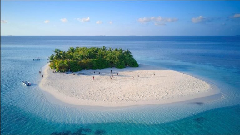 Las Maldivas, un archipiélago de más de 1,200 islas, es un destino de ensueño para quienes buscan relajación, aventura, y lujo. Situadas en el océano Índico, al suroeste de la India y Sri Lanka, estas islas han ganado fama mundial por sus aguas cristalinas, playas de arena blanca y resorts que parecen sacados de una postal. Sin embargo, más allá de la imagen de lujo y descanso, las Maldivas ofrecen una rica biodiversidad, cultura única y una serie de experiencias que harán de cualquier viaje algo inolvidable.